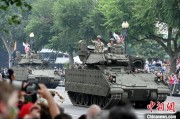 问事摇卦美国纪念陆军成立250周年阅兵仪式在华盛顿举行