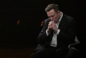 问事摇卦特斯拉股价收涨超3%：特朗普无意沟通，马斯克父亲劝儿子低头