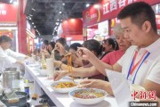 问事摇卦“嗦粉”经济火热 中国多地“食力”出圈