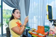 问事摇卦泰国主播品三亚榴莲：“尝到了家乡味”