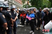问事摇卦美国多地举行“没有国王”抗议活动